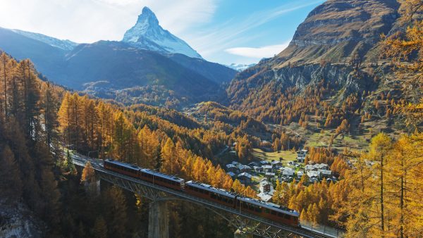 Met de Glacier Express maak je een prachtige treinreis door Zwitserland