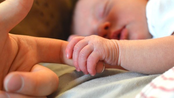 Vrouw die kind gedwongen afstond stelt Staat aansprakelijk