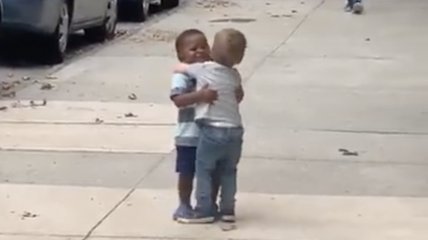 Deze peuters geven elkaar een knuffel en de video vliegt het internet over