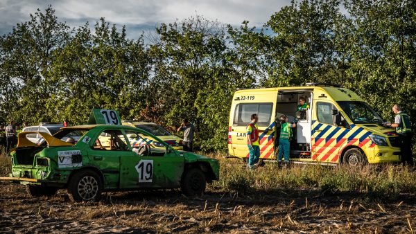 Auto rijdt publiek in bij autocross Leende, ruzie om inschrijfgeld