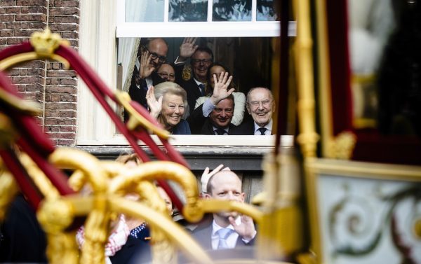 Beatrix zwaait Prinsjesdag