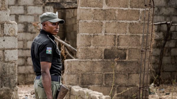 jonge jongens en mannen bevrijd nigeria martelhuis