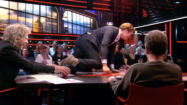 Beau van Erven Dorens klimt op tafel in DWDD