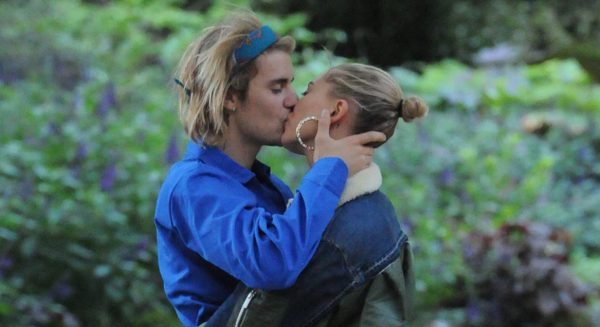 Justin Bieber en Hailey Baldwin nog een keer getrouwd maar nu met gasten en een feest.