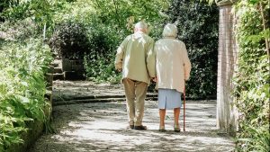 Thumbnail voor Larissa (47) zet zich in voor eenzame ouderen: 'Sommige wensen zijn hartverscheurend'