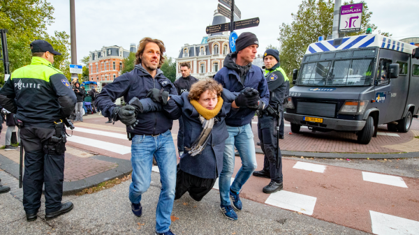 Politie verwijdert klimaatactivisten Rijksmuseum Amsterdam