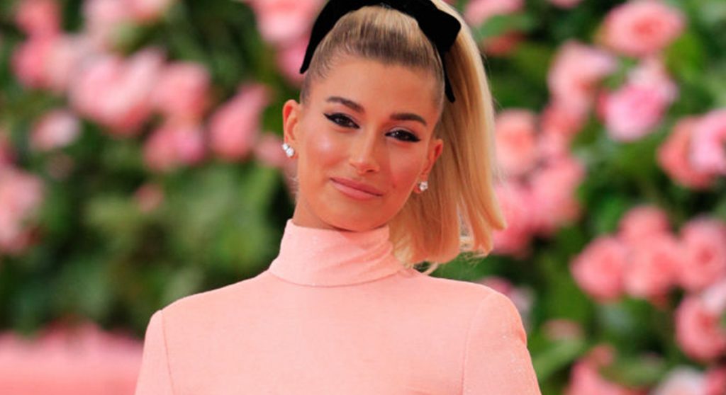 Never say Never: Hailey Bieber deelt eindelijk haar trouwjurk