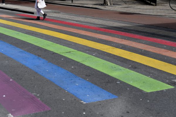 Gloednieuw regenboogzebrapad in Woerden vernield op Coming Out Day