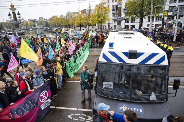 130 klimaatactivisten Extinction Rebellion opgepakt na blokkeren brug