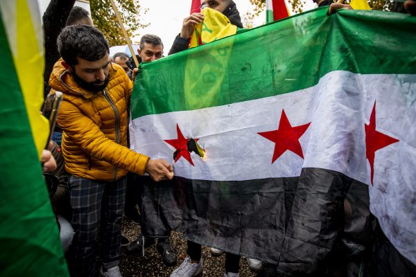 Koerden demonstreren tegen Turkse aanval Syrië in Den Haag