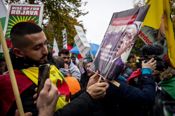 Koerden demonstreren tegen Turkse aanval Syrië in Den Haag