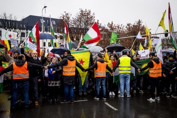 Koerden demonstreren tegen Turkse aanval Syrië in Den Haag