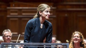 Thumbnail voor Dit is Karina Canellakis, de eerste vrouwelijke chef-dirigent van Nederland