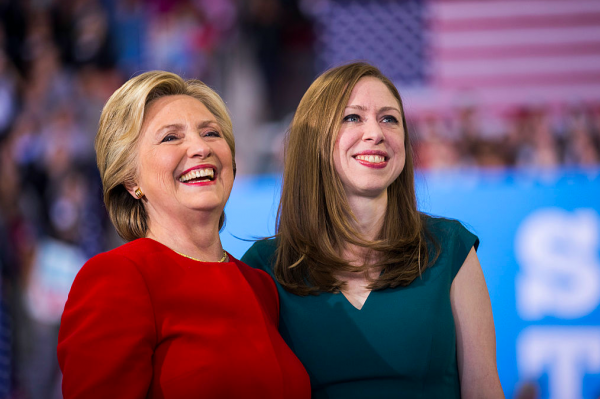 hillary en chelsea clinton in de bres voor meghan markle