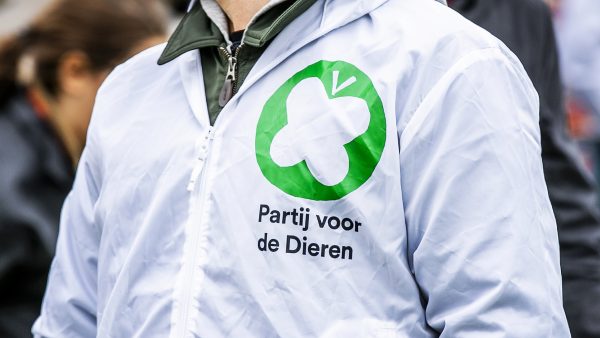 Partij voor de Dieren zet voorzitter officieel uit de partij