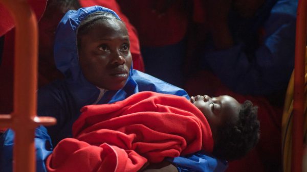 vrouw omhelst baby gevonden middellange zee bodem