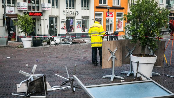 Auto rijdt in op terras in Deventer