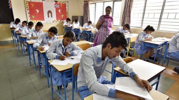 Kritiek op school India wegens bizarre methode tegen afkijken