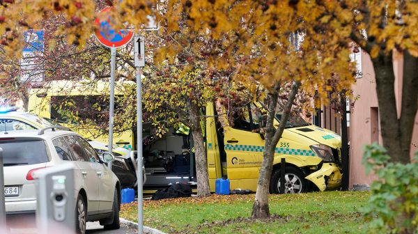 Gewapende man rijdt gezin aan met gestolen ambulance in Oslo