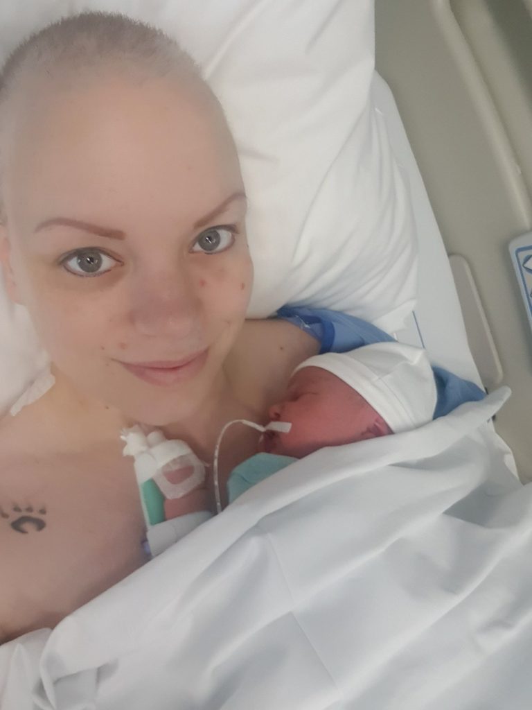 Maaike en Abigail dag na bevalling en operatie voor baarmoederhalskanker