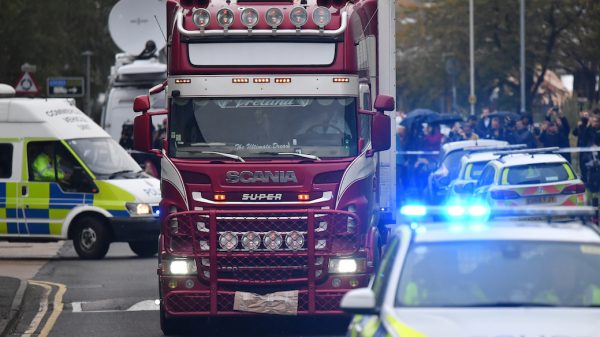 vrachtwagen dode migranten engeland verdachten opgepakt