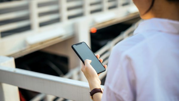 vrouw smst overleden vader en krijgt sms terug