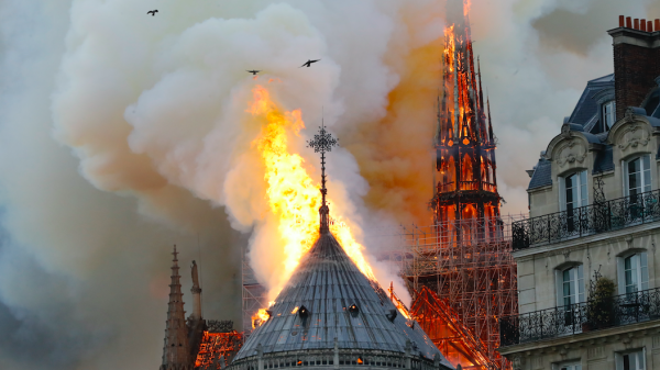 Deze foto van de Notre Dame - vlák voor de instorting - houdt Twitter bezig