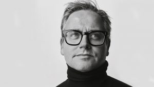 Thumbnail voor Guus Meeuwis emotioneel door afscheidscadeau van PSV: 'Ik vind het prachtig'