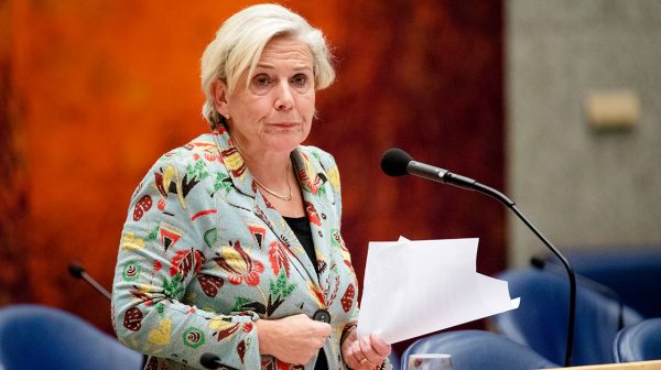 Minister-Ank-Bijleveld-houdt-net-aan-vertrouwen-in-Tweede-Kamer