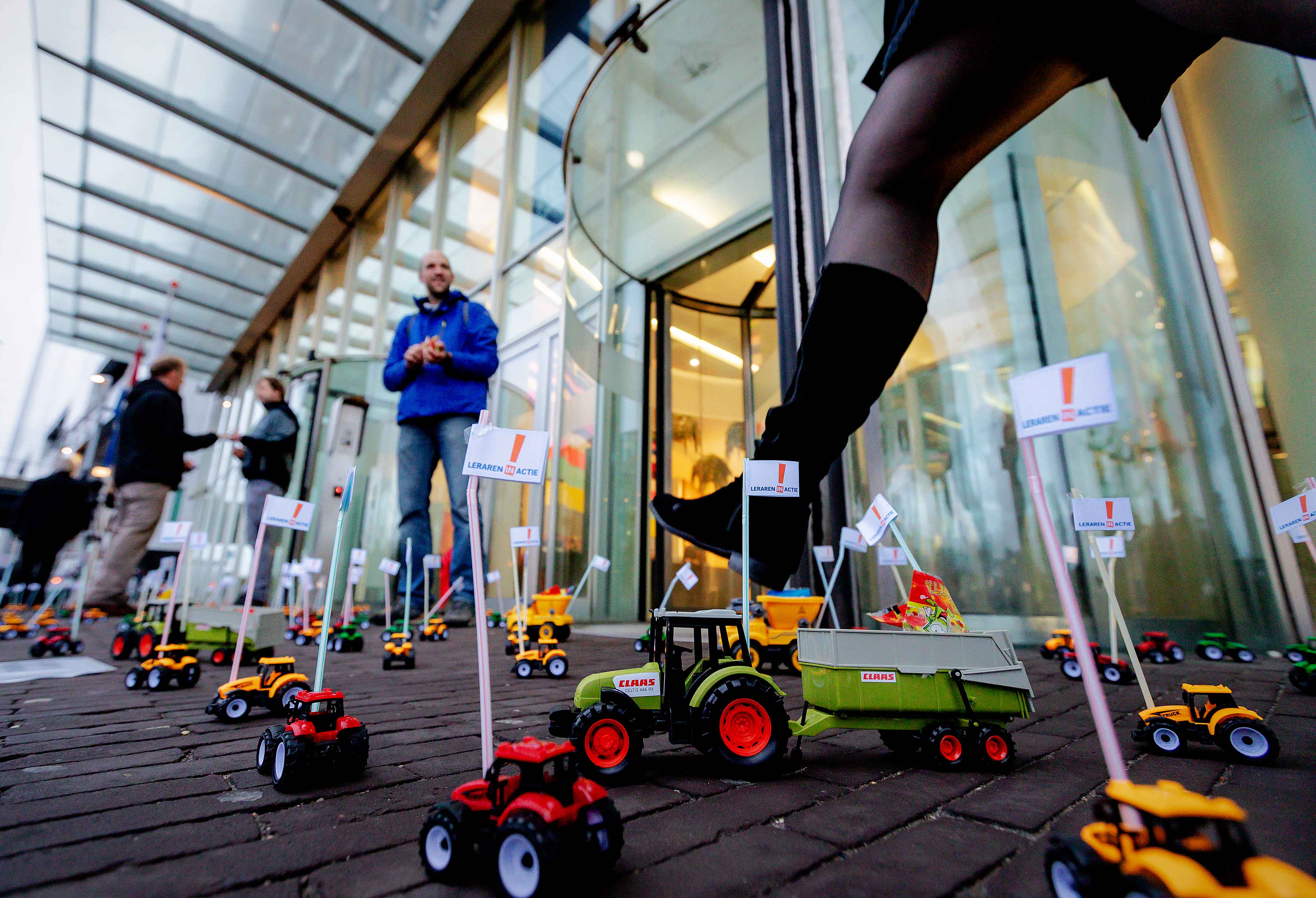 Onderwijsbond-Leraar-in-Actie-zet-speelgoedtracktoren-voor-ministerie-van-onderwijs-uit-protest