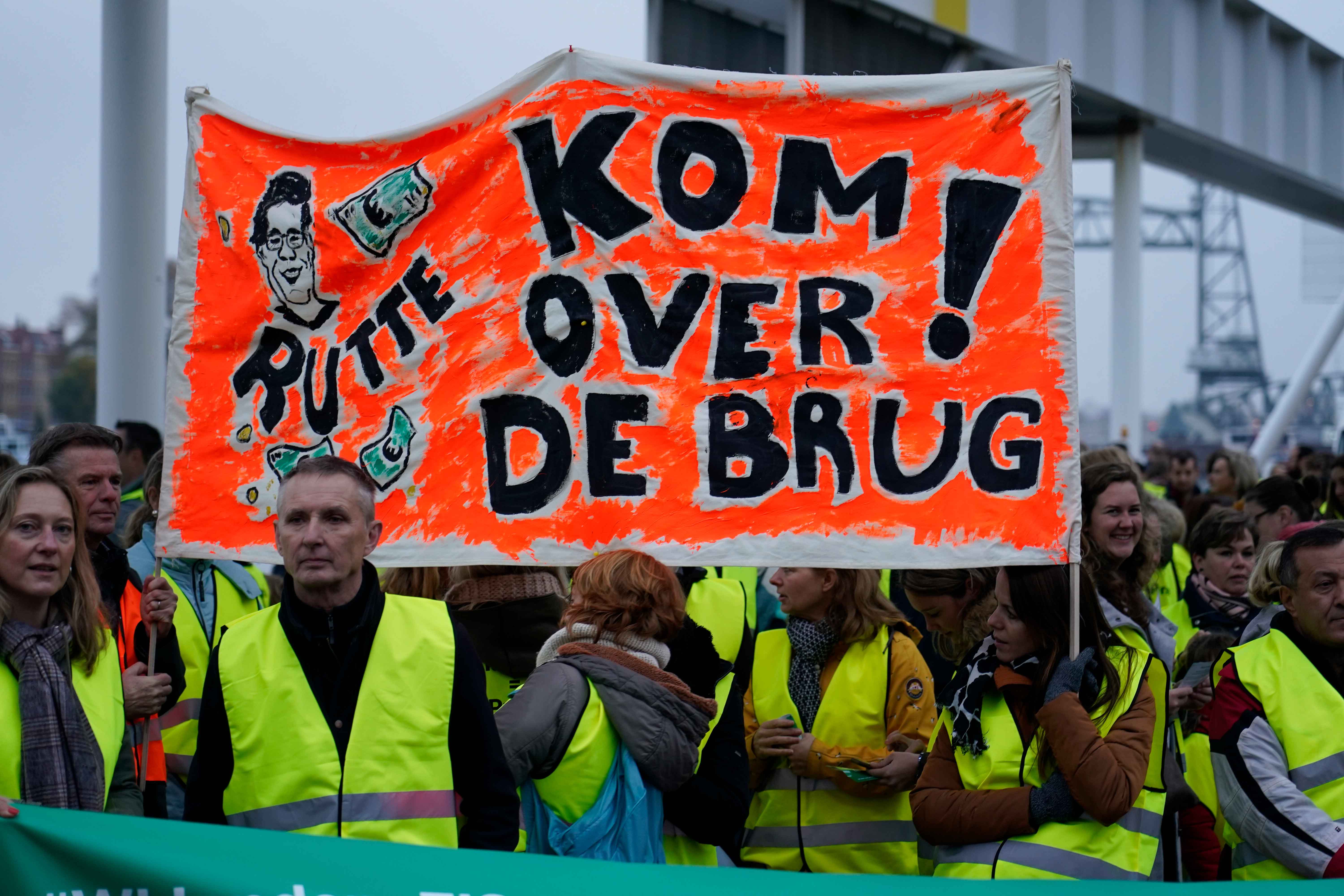 Protestmars-op-Erasmusbrug-tijdens-lerarenstaking-woensdag-6-november