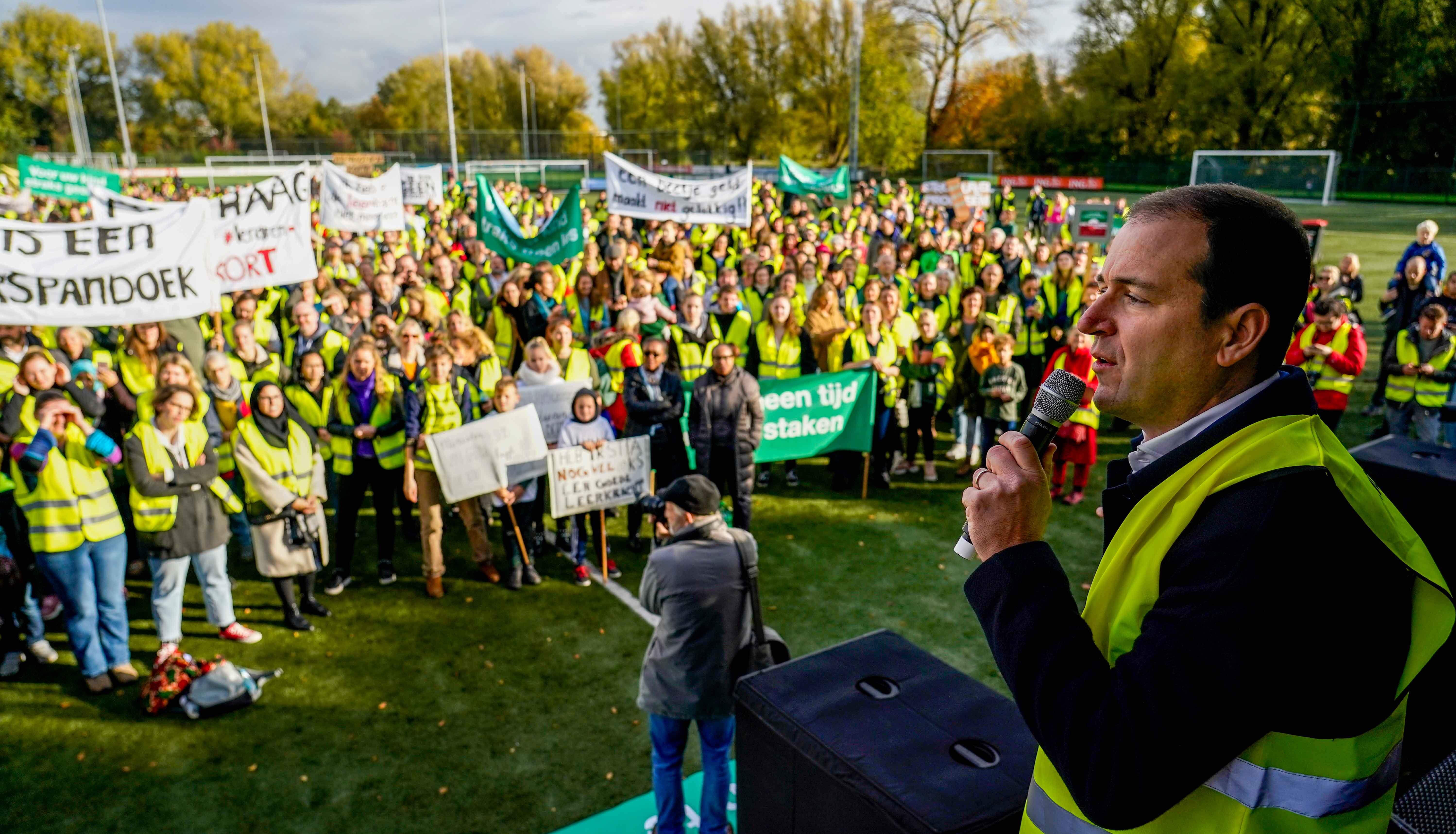 Lodewijk-Asscher-op-podium-Rotterdam-onderwijsstaking