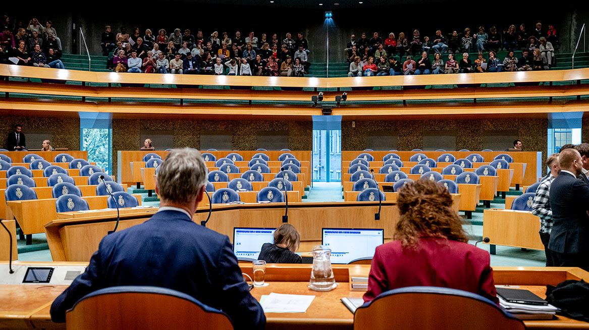 Tribune-Tweede-Kamer-vol-tijdens-onderwijsdebat-Den-Haag-woendag-6-november