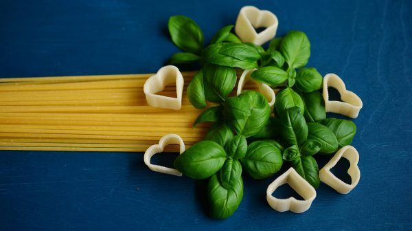 Liefde-gaat-door-de-maag-man-overtuigt-Tindermatch-voor-date-met-pasta-op-Twitter