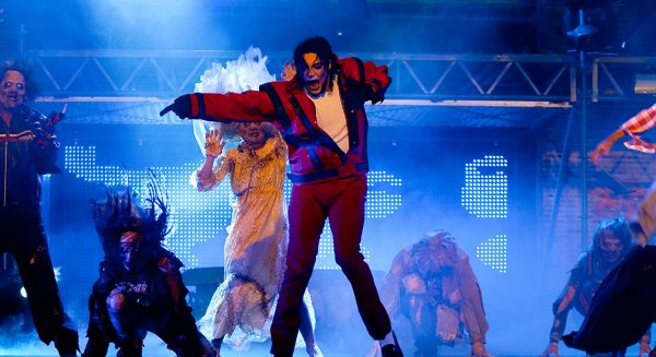 Ouderen dansen op Thriller MJ