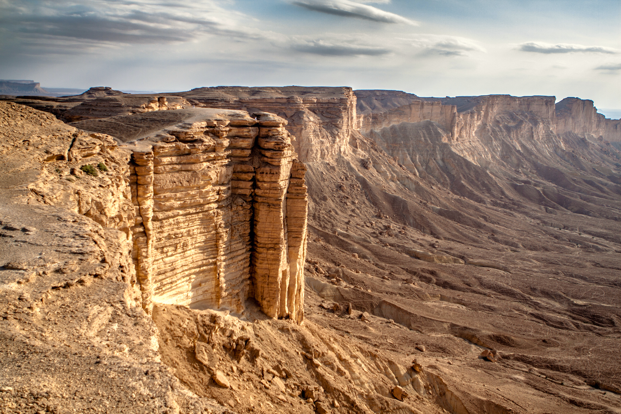Горы саудовской аравии. Саудовская Аравия горы Хиджаз. Саудовская Аравия каньон. Пустыня малый Нефуд. Саудовская Аравия малый Нефуд.