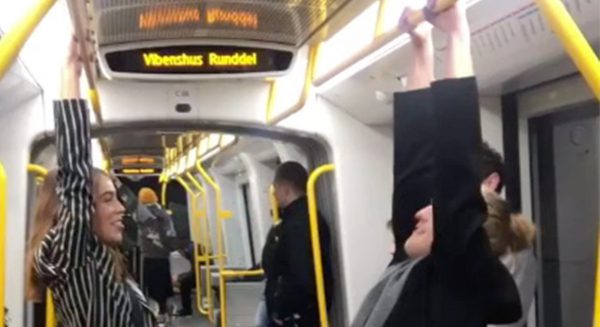 Vrouw valt uit trein op perron