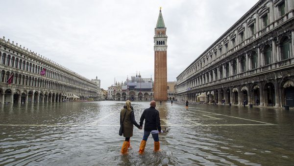 venetië overstroming waterpijl schade klimaatverandering