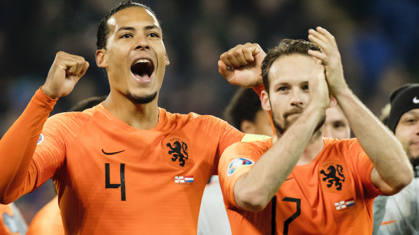 Nederlands elftal maakt gebaar tegen racisme