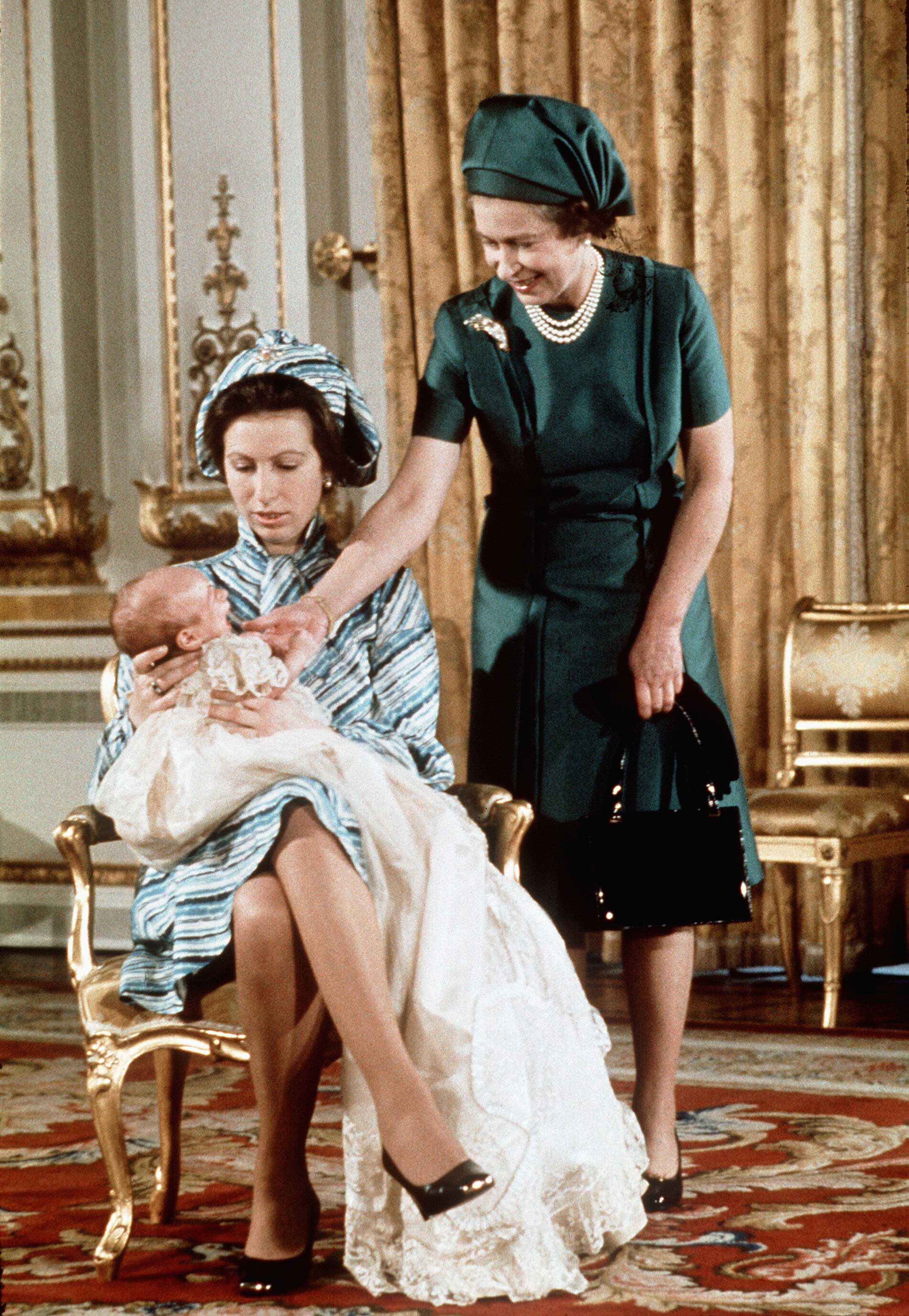 Geboorte-eerste-kleinzoon-koningin-Elizabeth-en-prins-Philip-Peter-Phillips-1977