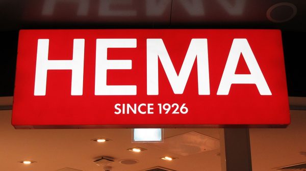 HEMA-haalt-direct-trui-uit-de-schappen-met-extreemrechts-symbool