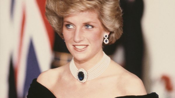 Iconische-jurk-prinses-Diana-geveild-voor-410000-euro