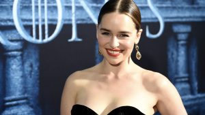 Thumbnail voor Emilia Clarke openhartig over GoT-naaktscènes: 'Ik zat huilend op de wc'