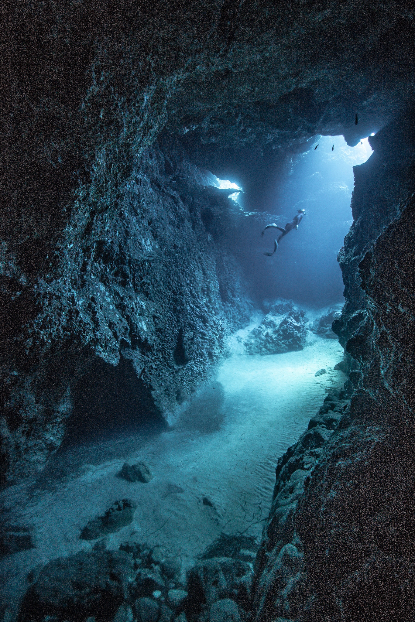 freediving caves agora