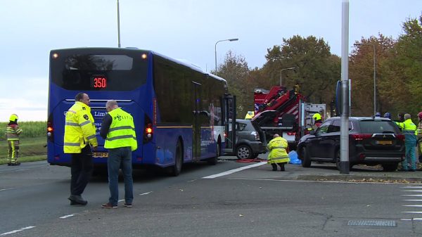 Aanrijding tussen lijnbus en auto in Malgraten, meerdere gewonden