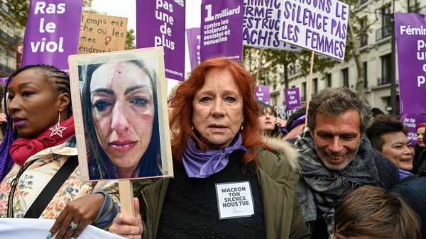 Grote demonstratie in Parijs tegen huiselijk geweld tegen vrouwen