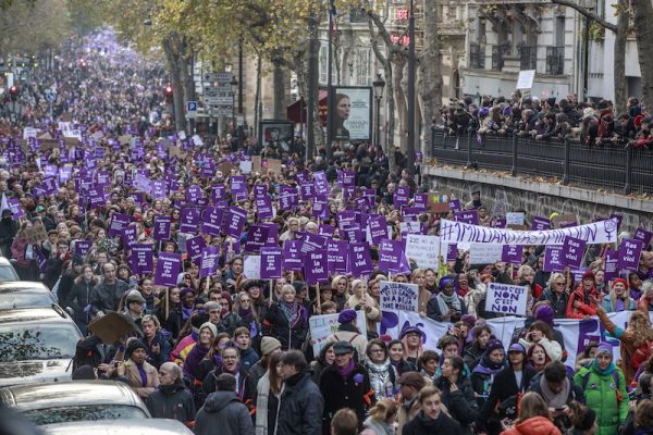 Tienduizenden Fransen demonstreren in Parijs tegen huiselijk geweld