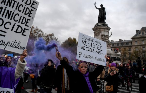 Tienduizenden Fransen demonstreren in Parijs tegen huiselijk geweld