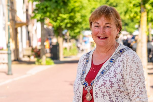 containerramp Wadden, burgemeester Tineke Schokker van Vlieland