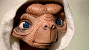 Thumbnail voor E.T. na jaren herenigd met volwassen Elliott in kerstreclame